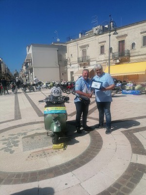 Qui il presidente Nacci Giuseppe del vespaclub Ceglie Messapica premia un suo socio che ha partecipato alla Milano/Taranto...