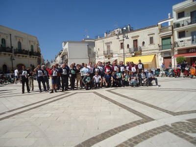 foto di gruppo dei piloti partecipanti sulla piazza del comune di Villa Castelli...