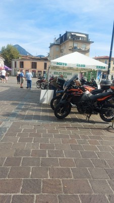 in fondo di spalle vedo Borella e suo nipote   Rinaldo Batelli segretario mc.Asso