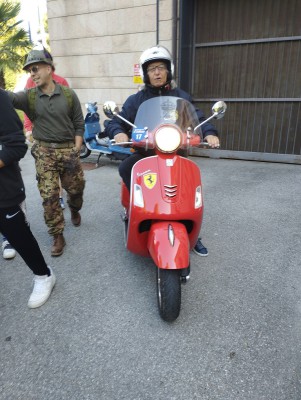 Tino del team Fox anche lui in vespa...