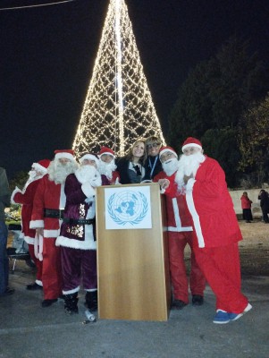 davanti al logo "ONU"