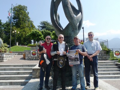 con la maglietta rossa,eravamo anni fa a un raduno Harley a Civenna,con il Mella e il sindaco di Civenna