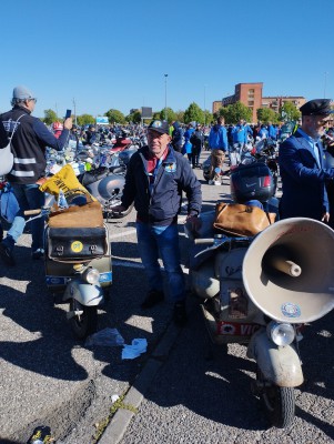 in mezzo alle vespe delle poste di una volta..