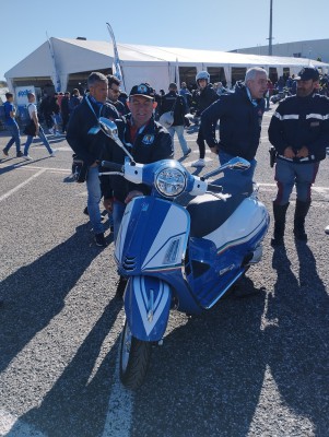 non poteva mancare la vespa Polizia...