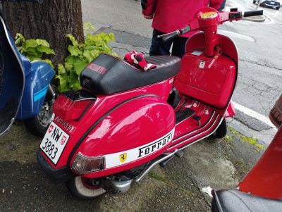 non poteva mancare la vespa &quot;Ferrari&quot;..