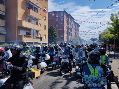 parata di circa 18.000 vespe a Pontedera...