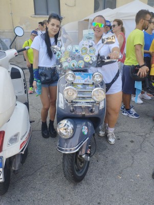 qui ho fatto uno scambio con le ragazze...ho preso dei biglietti della lotteria,in cambio di una foto loro sul mio mezzo 2 ruote..