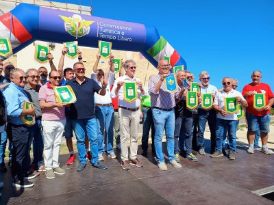 qui tutti i Presidenti delle Regioni con il gagliardetto della Sicilia come ricordo...manca il responsabile della Lombardia...