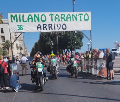 qui all'arrivo un gruppo di assaggiatori in mezzo l'erbese con la Guzzi