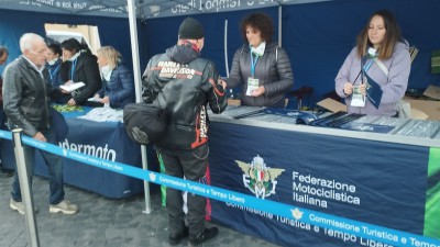 la postazione FMI dove donavano dei gadget...