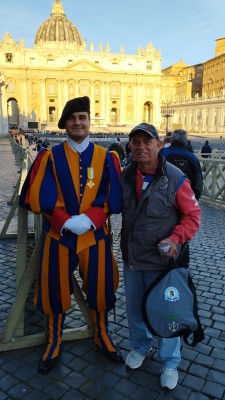 non poteva mancare la foto con la gendarmeria del Vaticano...