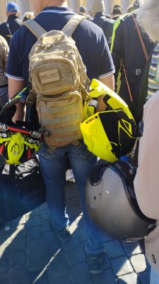 quest'anno si poteva portare i caschi per la benedizione,e ho notato questo ragazzo che ne aveva tre...