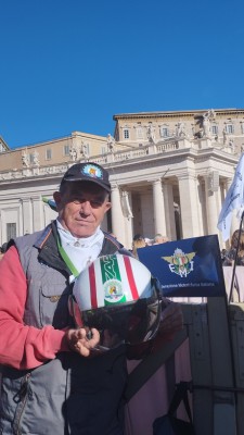 con il mio casco per la benedizione...