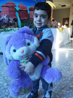 UN BIMBO CON IL SUO &quot;AMICO&quot; IN REGALO