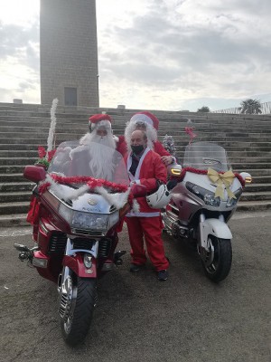 davanti al monumento con gli amici in Goldwing