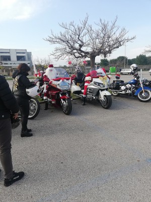 nel parcheggio fuori dall'ospedale...