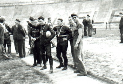 qui con il casco in mano mentre saluta qualcuno