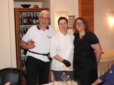 Walter con la cuoca e la cameriera dell'albergo di Arta Terme