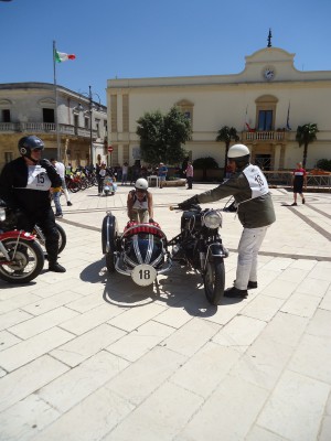 anche la passegera fa la sua parte a spingere il sidecar...