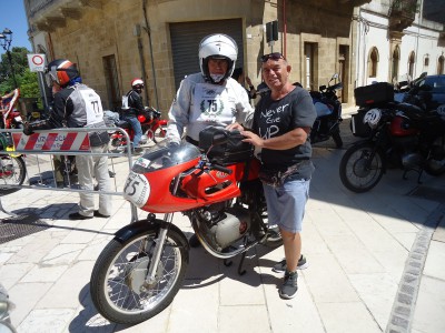 foto ricordo con un partecipante con Gilera...